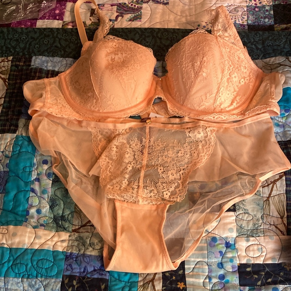 Adore me bra panties set. 38C / Lg.
